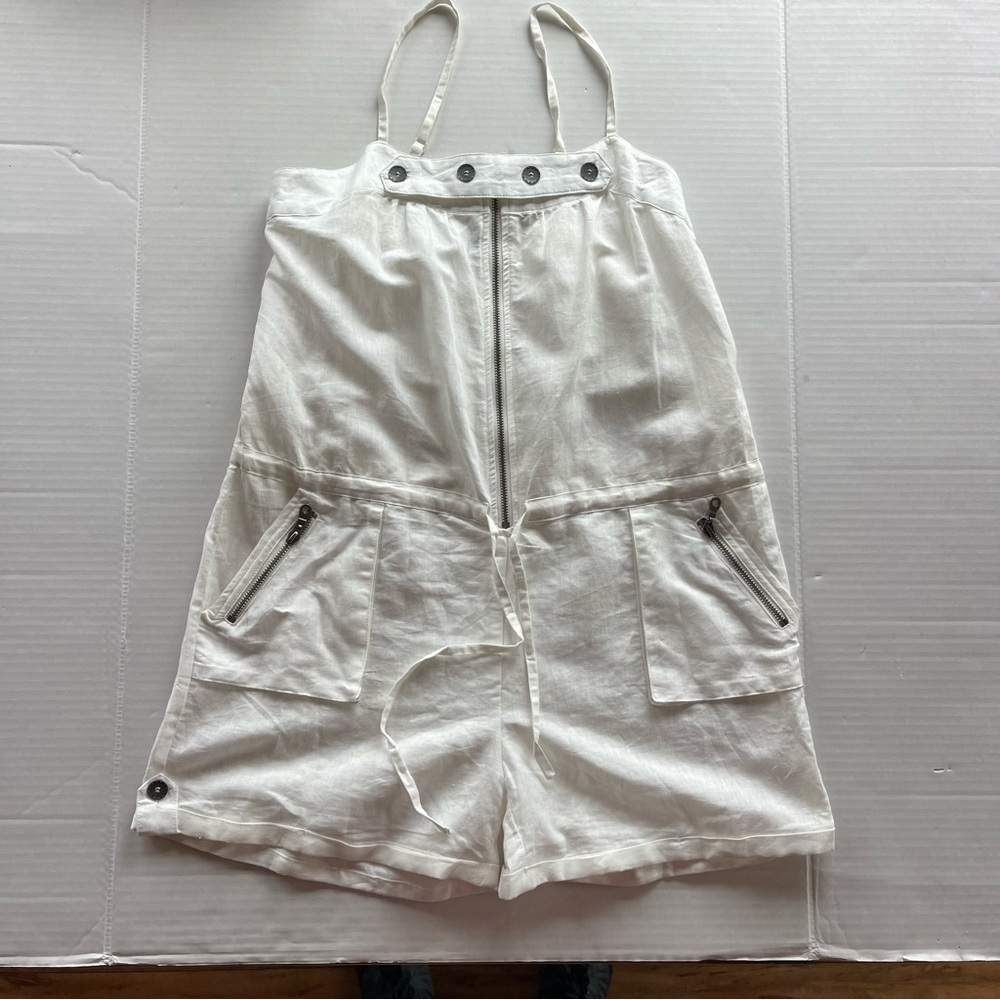 White Sleeveless Romper with Zipper and Pockets - Picture 10 of 14